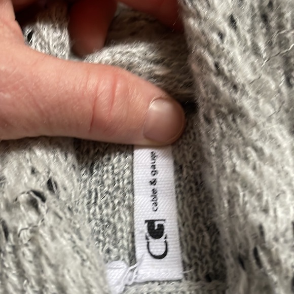 Two sweaters - Picture 5 of 7